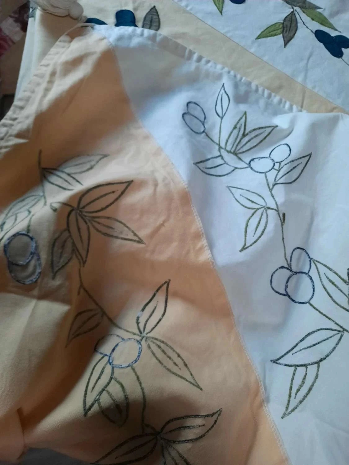 🥀Très jolie nappe neuve en coton épais brodé 150 x 150 cm. – photo 6
